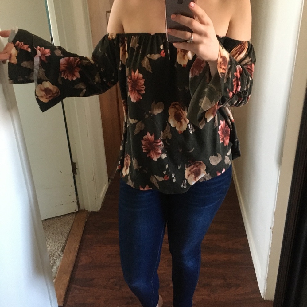 J Roberts off the shoulder olive floral blouse